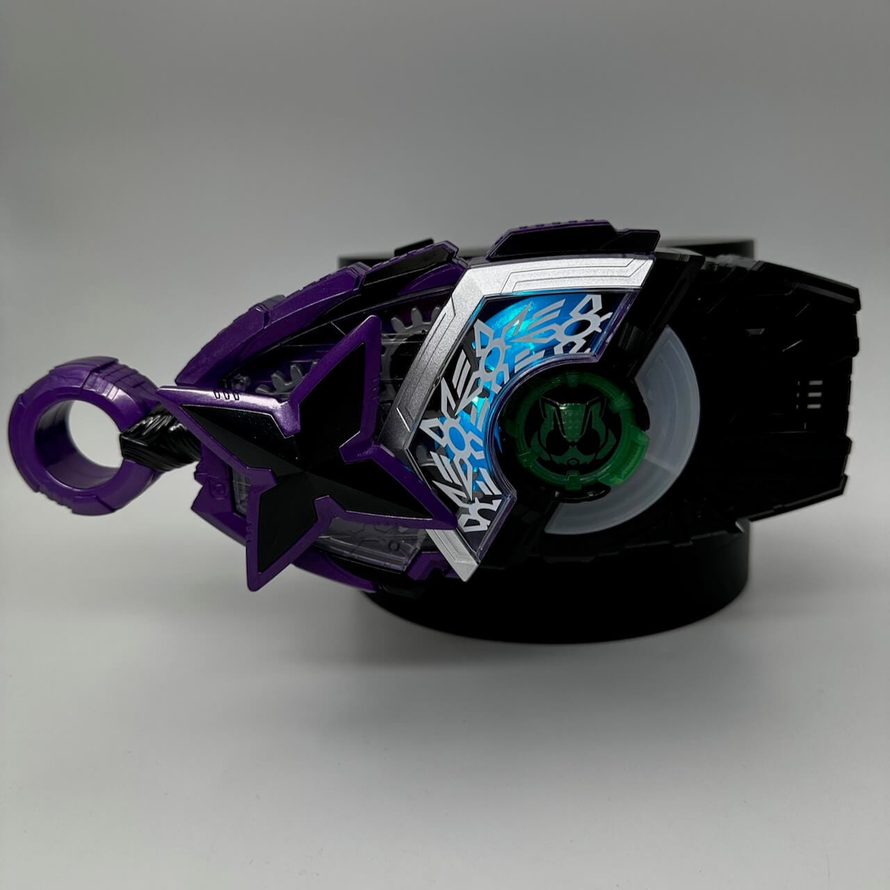 Bandai action figure [BOXED] Kamen Rider Geats: DX Shinobi Raise Buckle -Premium Bandai Exclusive-